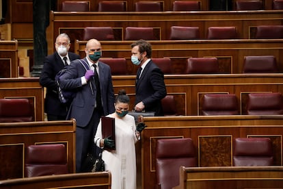 El portavoz parlamentario de Vox, Iván Espinosa de los Monteros (a la derecha), y sus compañeros de su partido, ayer miércoles en el Congreso.