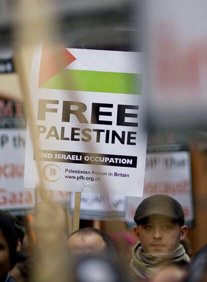 Los londinenses también se han acercado a la embajada israelí para pedir un alto de las acciones violentas en Gaza.