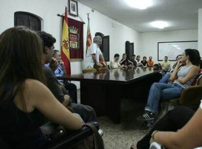 Asamblea de posibles afectados por la suspensión de pagos de Llanera en el Ayuntamiento de Alfara del Patriarca (Valencia).