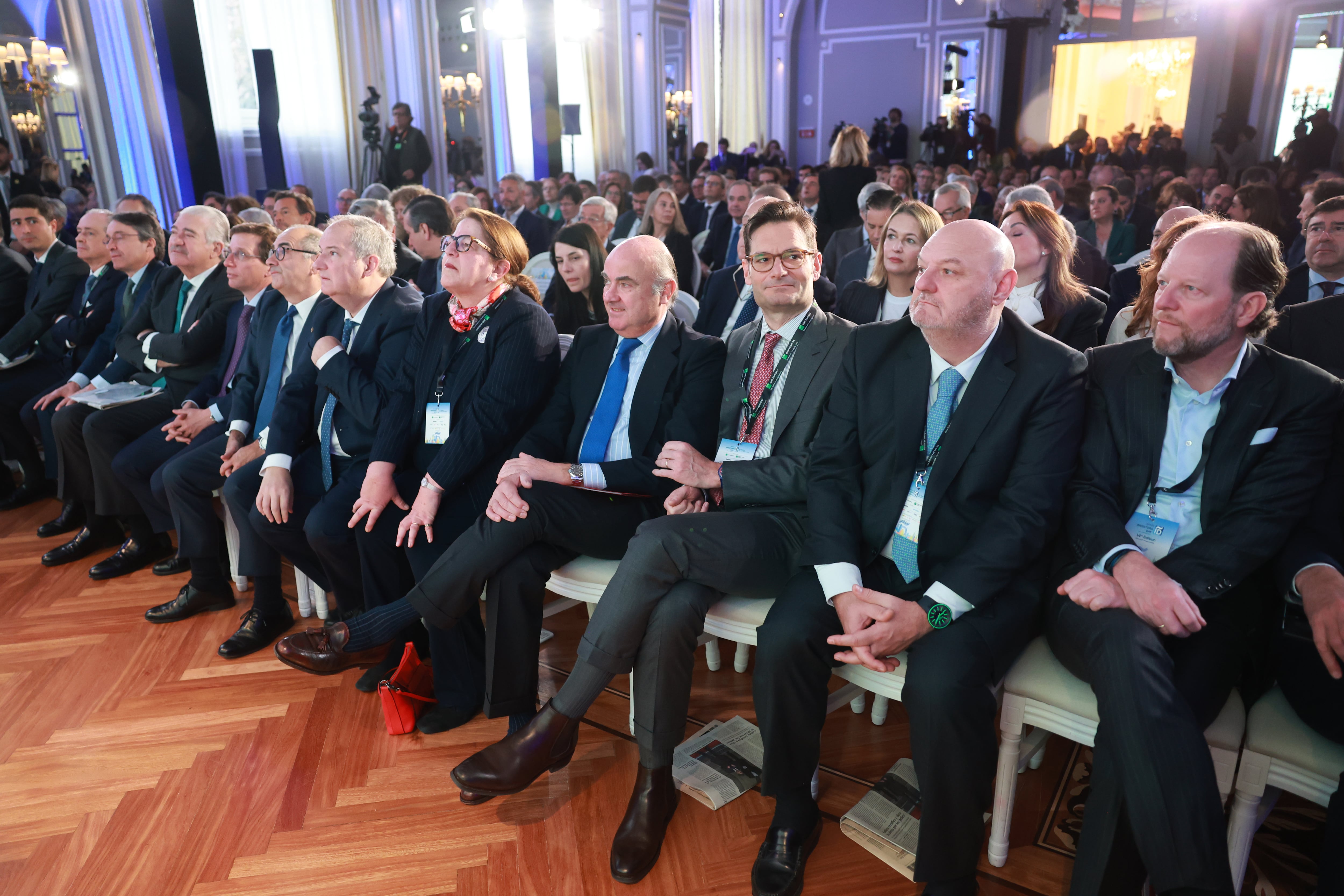 De la izquierda a la derecha en el 'Spain Investors Day' de 2024: José Bogas; CEO de ENDESA; José Luis Martínez Almeida, alcalde de Madrid; Jordi Hereu; ministro de Industria, Luis de Guindos, vicepresidente del Banco Central Europeo; Joseph Oughourlian, presidente del Grupo Prisa; José María Méndez, director general de la CECA; y Jos Dijsselhof, CEO de SIX.