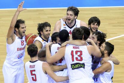 Los jugadores de la selección española se abrazan en una piña al término de la final.