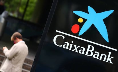 El logo de CaixaBank en una filial, en Madrid. SERGIO PÉREZ REUTERS