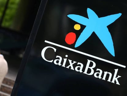 El logo de CaixaBank en una filial, en Madrid. SERGIO PÉREZ REUTERS