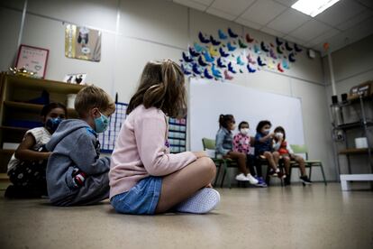 Varios niños con mascarilla en un colegio de Santiago de Compostela.