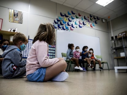 Varios niños con mascarilla en un colegio de Santiago de Compostela.