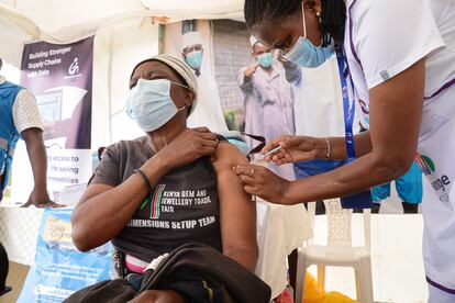 Una trabajadora sanitaria administraba una dosis de Pfizer en Nairobi (Kenia), en febrero de 2022, durante una campaña nacional de vacunación contra la covid.