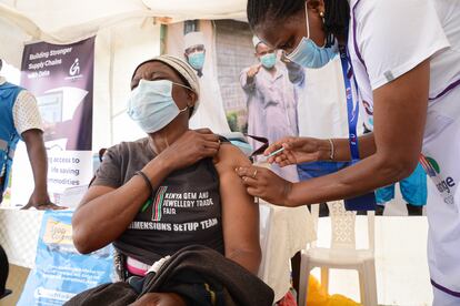 Millones de vacunas contra la covid-19 caducadas en África: el legado de la  lucha feroz por la inmunización durante la pandemia | Planeta Futuro | EL  PAÍS