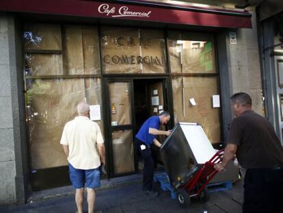 Operarios sacan mobiliario del Café Comercial este martes.