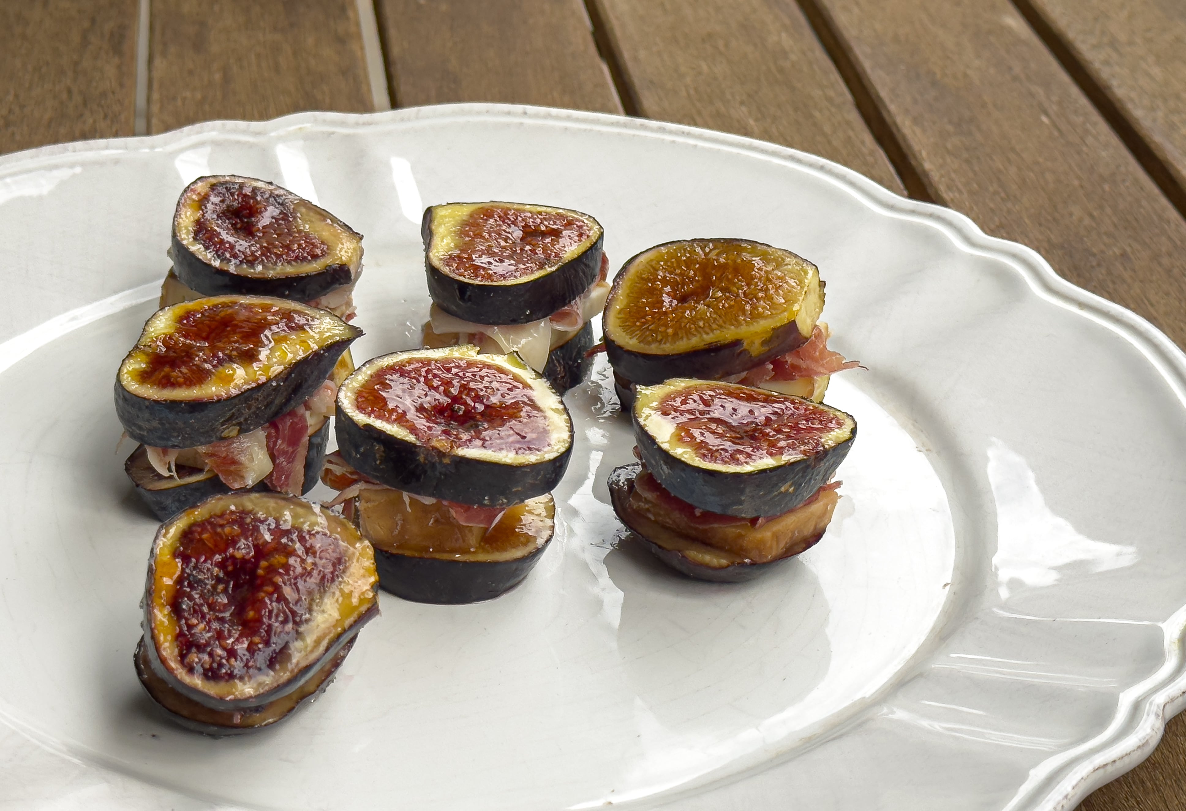 Canapés de higos caramelizados con queso y ‘coppa’