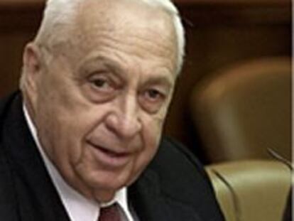El primer ministro israelí Ariel Sharon en la reunión semananal con su gabinete.