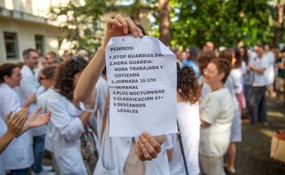 Huelga de médicos ante la Delegación de Gobierno en San Sebastián, este jueves.