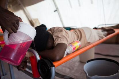 Los pacientes de cólera necesitan constantemente suero para rehidratarse.