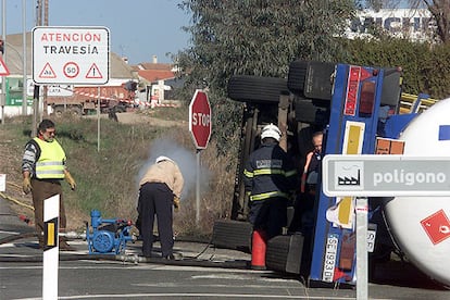 Labores de trasvase del gas butano del camión volcado ayer en Santa Olalla del Cala, en Huelva.