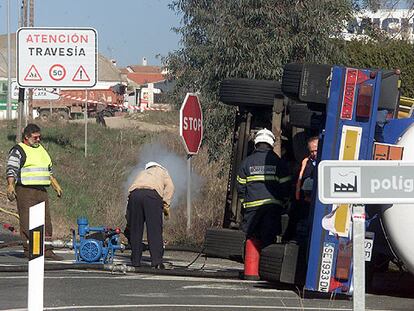 Labores de trasvase del gas butano del camión volcado ayer en Santa Olalla del Cala, en Huelva.