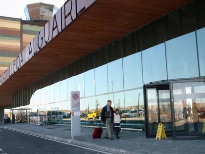 Dos viatgers a l'aeroport de Lleida-Alguaire.