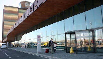 Dos viatgers a l'aeroport de Lleida-Alguaire.