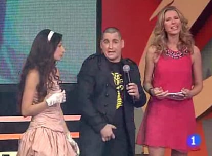 John Cobra, entre su novia y Anne Igartiburu, durante la gala que organizó TVE para elegir al candidato español que participará en Eurovisión 2010.