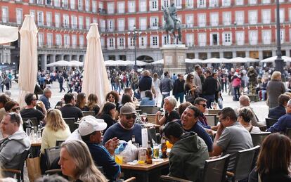 Turistas en una terraza de la plaza Mayor de Madrid este fin de semana.