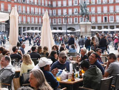 Turistas en una terraza de la plaza Mayor de Madrid este fin de semana.