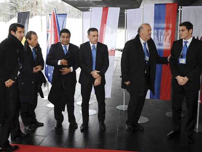 De izquierda a derecha, Figo, Butragueño, Eusebio, Paulo Bento, Del Bosque y Casillas, ayer en Zúrich.