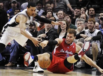 Blake Griffin, de Los Angeles Clippers, trata de coger el balón desde el suelo ante Danny Green, de San Antonio Spurs
