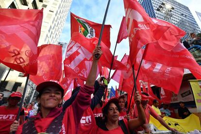 Bandeiras da CUT em protesto em S&atilde;o Paulo