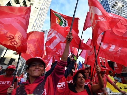 Bandeiras da CUT em protesto em S&atilde;o Paulo