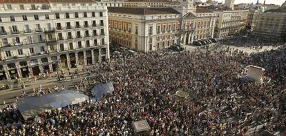 Más de dos mil personas, reunidas en una gran cacerolada en Sol el 15 de mayo.