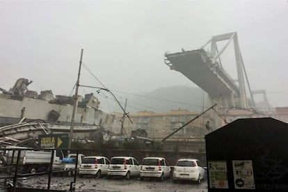 Una sección derrumbada del viaducto en la autopista A10 en Génova.