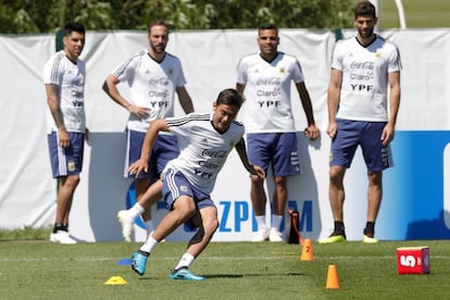 Dybala, junto al grupo de los suplentes de Argentina. 