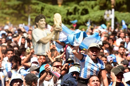 Aficionados argentinos sostienen una imagen de Diego Armando Maradona durante los festejos.