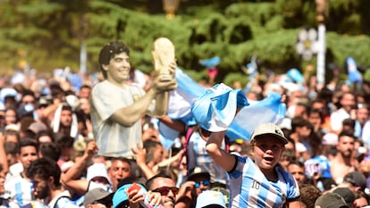 Aficionados celebran en diciembre de 2022 el triunfo de Argentina en el Mundial de Qatar.