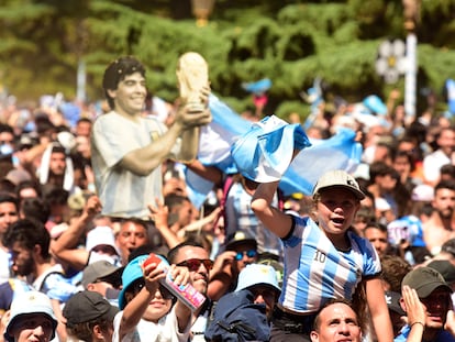 Aficionados celebran en diciembre de 2022 el triunfo de Argentina en el Mundial de Qatar.