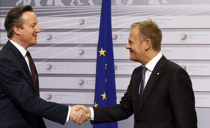 David Cameron junto al presidente del Consejo Europeo, Donald Tusk, el 22 de mayo en Riga. 