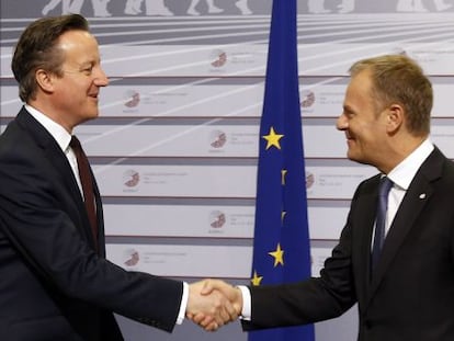 David Cameron junto al presidente del Consejo Europeo, Donald Tusk, el 22 de mayo en Riga. 