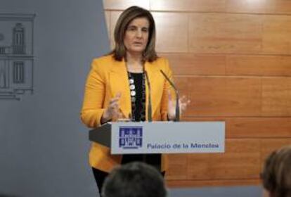 La ministra de Empleo y Seguridad Social, Ftima B?ez, en la rueda prensa tras la reunin que los representantes sindicales han mantenido hoy con el presidente del Gobierno, Mariano Rajoy, en el Palacio de La Moncloa para hablar de la prxima cumbre europea.