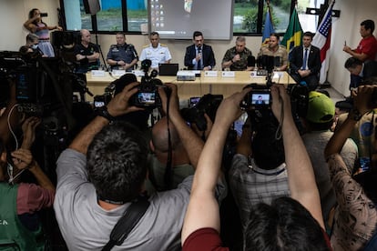 Eduardo Alexandre Fontes (c), superintendente de la Policía Federal en la Amazonia, habla en rueda de prensa junto a autoridades de la zona sobre los operativos de búsqueda  Phillips y Pereira.
