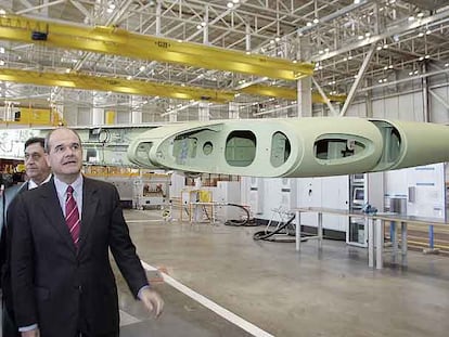 Manuel Chaves, ayer en la nueva factoría de EADS-CASA.