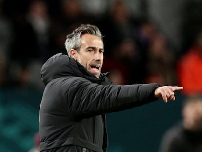 Jorge Vilda da instrucciones a sus jugadoras durante el duelo ante Zambia.