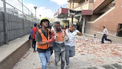 Los servicios de rescate ayudan a los heridos tras el ataque de Israel al hospital Nasser en Jan Yunis este lunes.