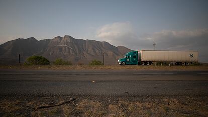 Un tráiler circula por una carretera en el Estado de Nuevo León.