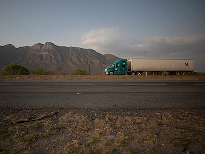 Un tráiler circula por una carretera en el Estado de Nuevo León.