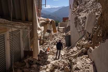 Un hombre camina por una calle destruida tras el terremoto,  en Mulai Brahim.