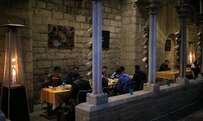 Persones sense llar de religió musulmana trenquen el dejuni al claustre de Santa Anna.