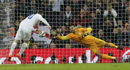 Rooney bate a Handanovic de penalti.