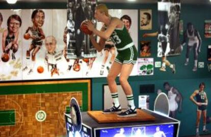 Escultura de Larry Bird en el Museo del Deporte de Boston, ubicado en el TD Garden, la cancha de los Boston Celtics.