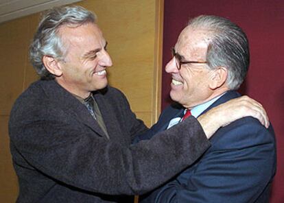 Álex Grijelmo, a la izquierda, abraza a su antecesor, Miguel Ángel Gozalo.