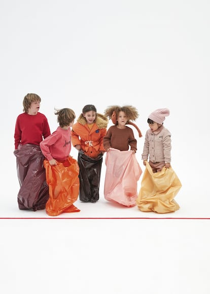 De
izquierda a derecha,
Roscón lleva sudadera
de Uniqlo. Guillermo,
sudadera de Weekend
House Kids y bermudas
rojas de C&A.
Anastasia luce parka
naranja con borrego
de The Animals
Observatory y camiseta
naranja de Arket.
Meredith va con jersey
de punto de Búho
Barcelona y manguito
de punto de Piupiuchick.
Y Yu viste cazadora de
pana rosa de Replay,
pantalón de pana rosa
de Uniqlo y gorro de lana
de Woolrich Kids.
Para la carrera de sacos
se han reutilizado bolsas
de basura de colores.