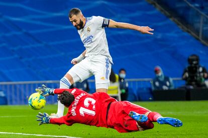 Benzema bate a Dimitrievski en el segundo gol del Madrid, este sábado en el Bernabéu.
