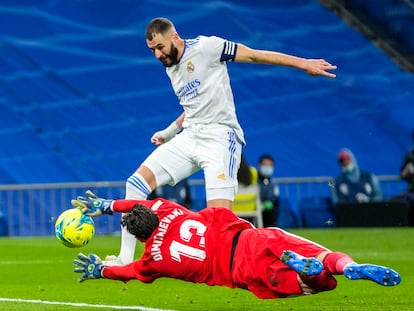 Benzema bate a Dimitrievski en el segundo gol del Madrid, este sábado en el Bernabéu.